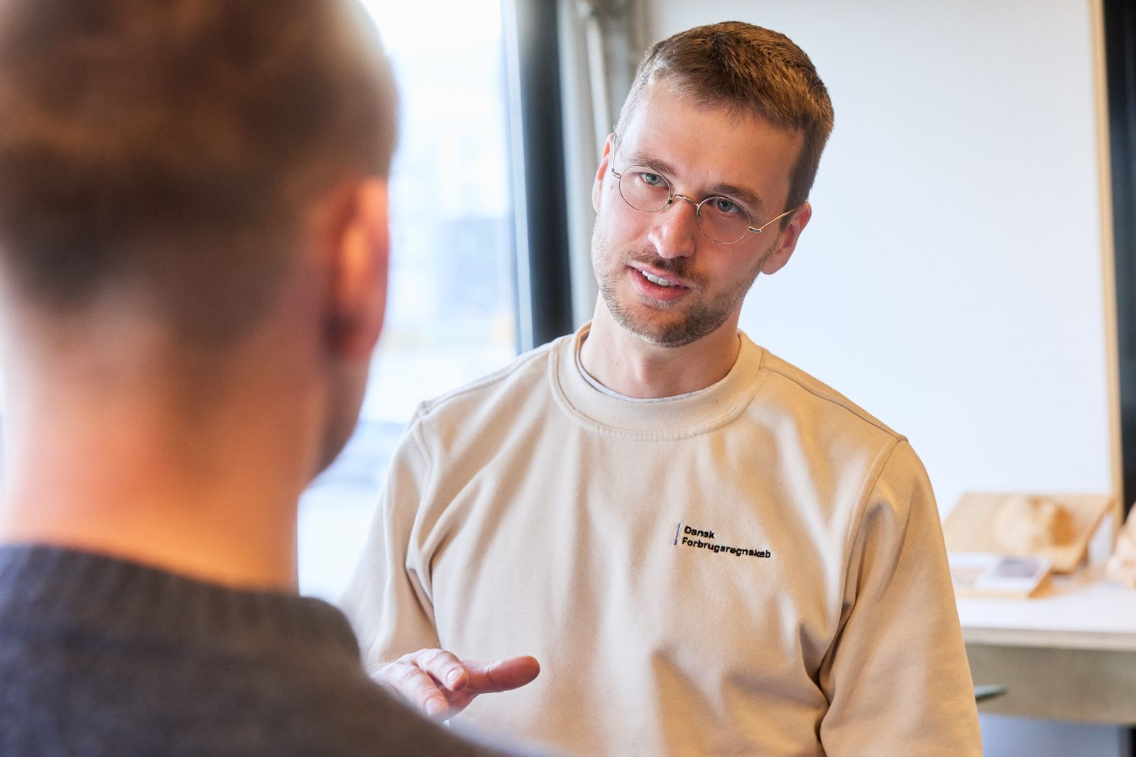 En medarbejder fra Dansk Forbrugsregnskab i samtale med en kunde